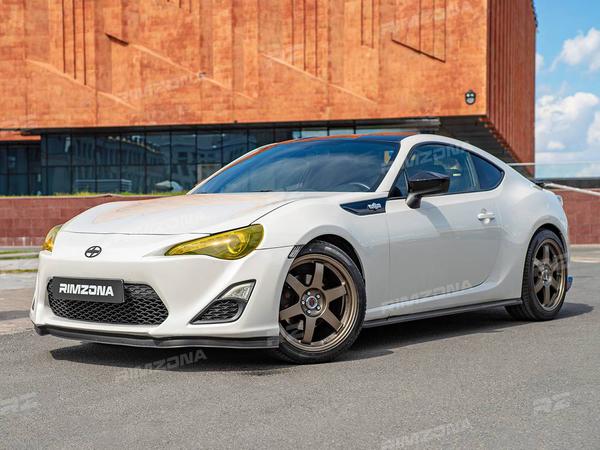 TOYOTA GT86 НА ЛИТЫХ ДИСКАХ В СТИЛЕ RAYS TE37 R18 - Фото № 2